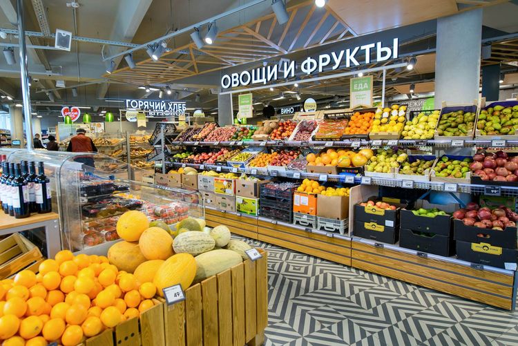 Рядом магазины, мед. пункты, детский сад и школа.
